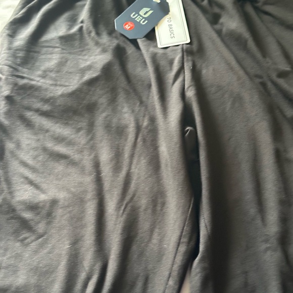 Uniqlo Black Sweatpants with Tapered Fit - Picture 2 of 3